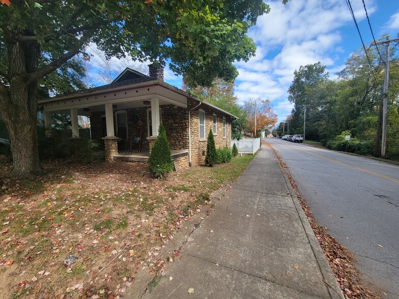 33 Pigeon St, Waynesville, NC for lease - Building Photo - Image 2 of 16