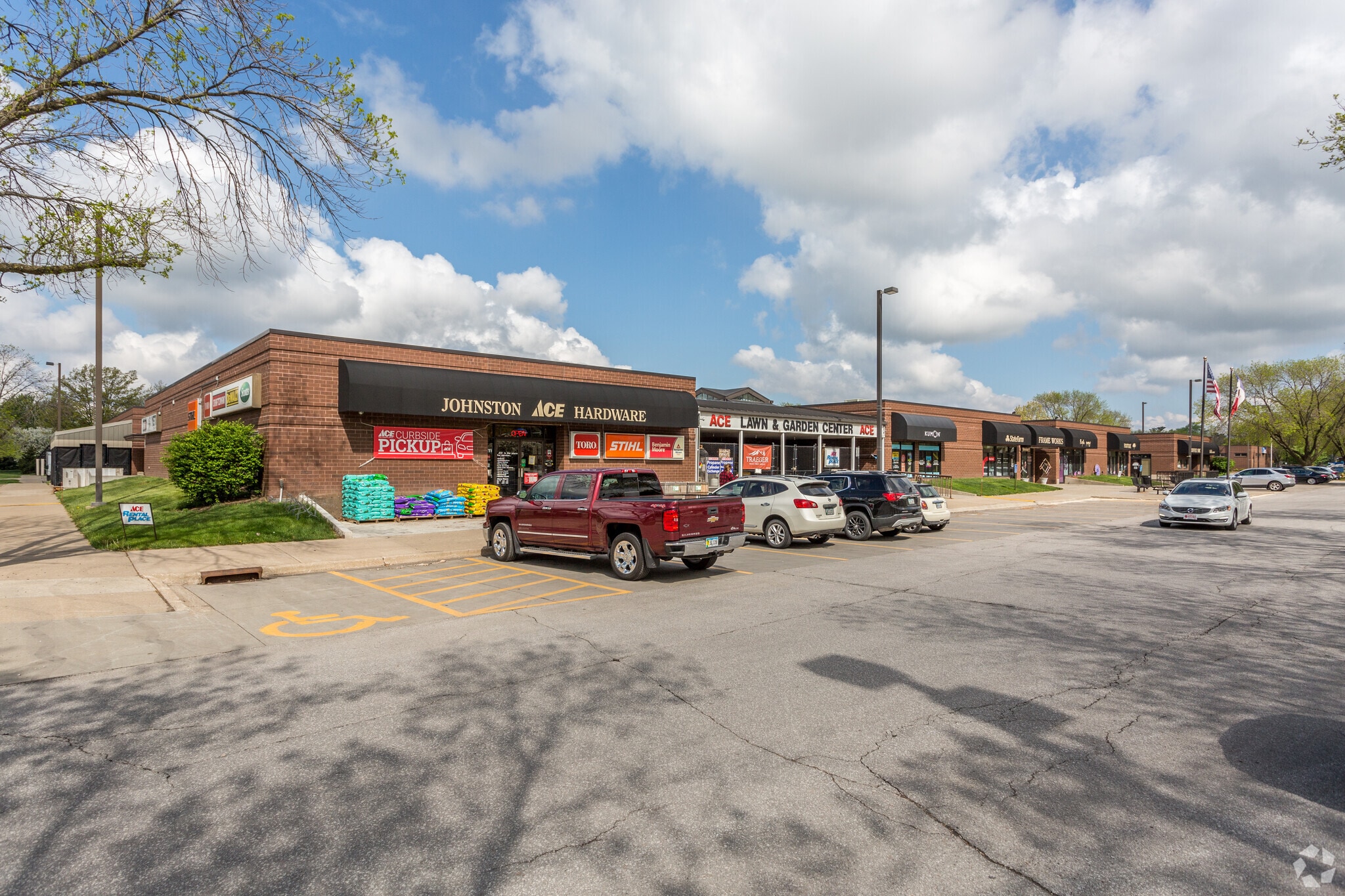 5800 Merle Hay Rd, Johnston, IA for lease Primary Photo- Image 1 of 10