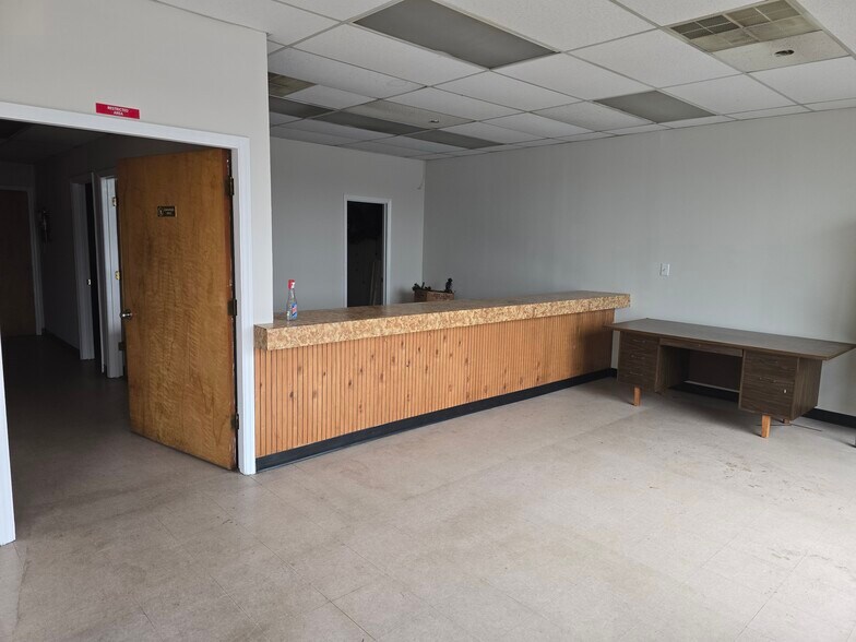 6109 Brookshire Blvd, Charlotte, NC à louer - Photo du bâtiment - Image 2 de 6