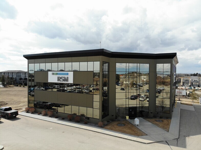 546 Laura Ave, Red Deer County, AB à louer - Photo du bâtiment - Image 3 de 9