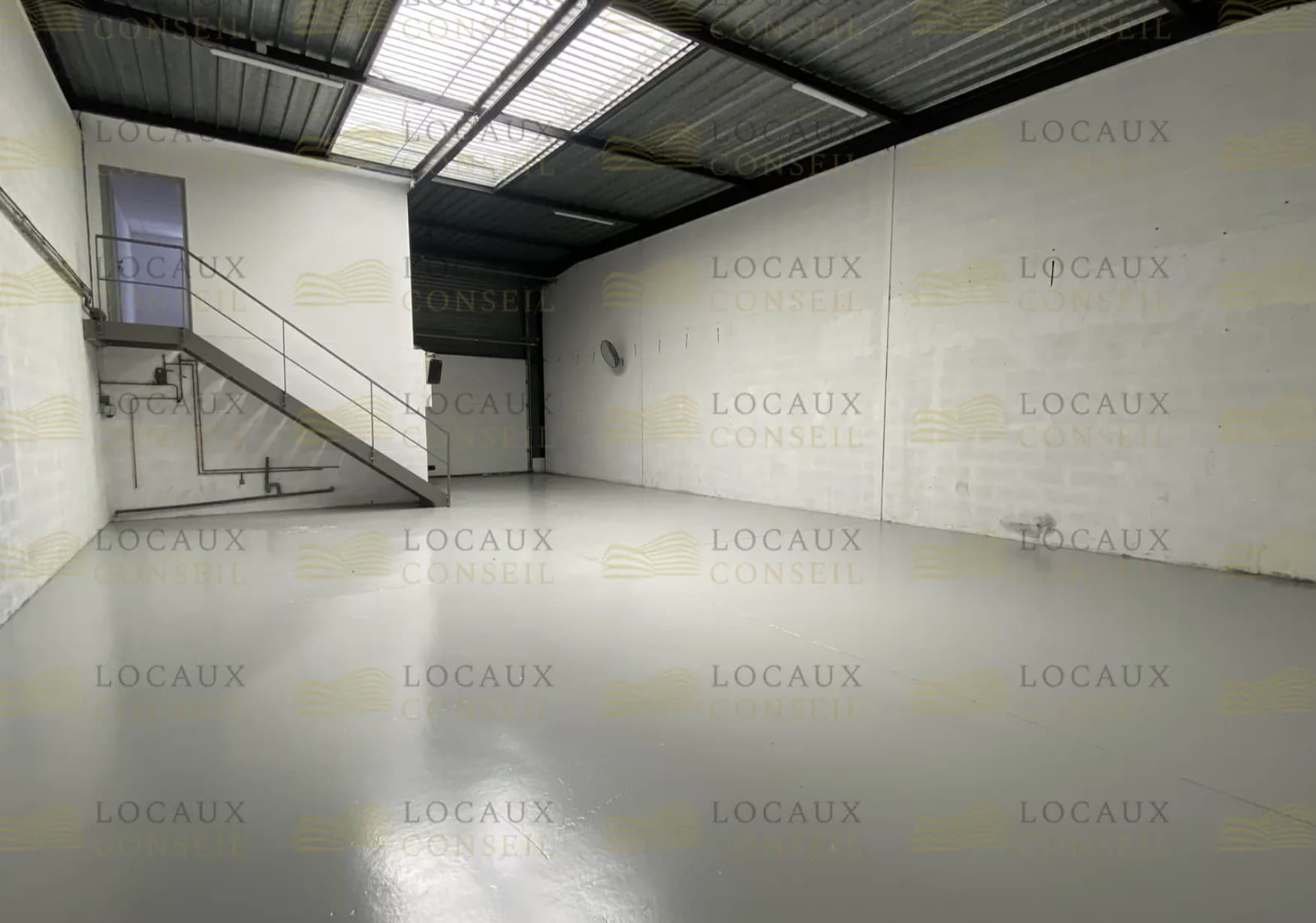 Industrial in Saint-Ouen-l'Aumône for lease Interior Photo- Image 1 of 5