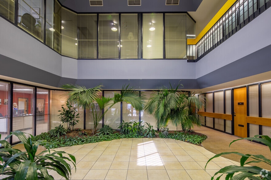 10820 Sunset Office Dr, Saint Louis, MO à louer - Hall d’entrée - Image 2 de 5