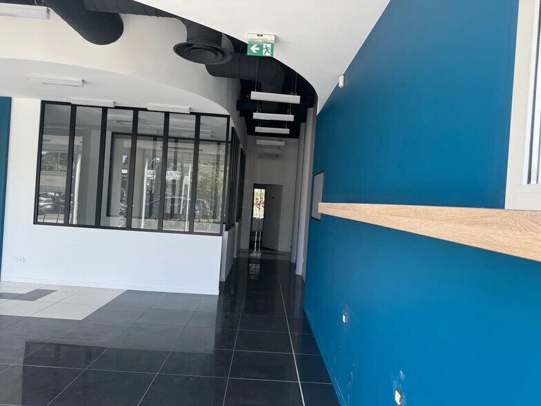 Retail in Anglet for lease - Interior Photo - Image 2 of 5