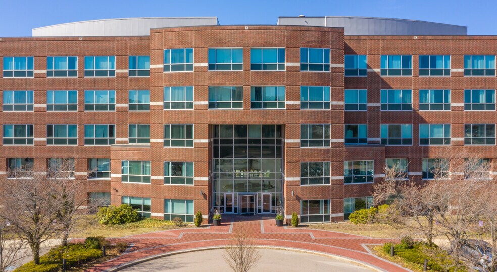 300 Crown Colony Dr, Quincy, MA à louer - Photo du bâtiment - Image 3 de 12