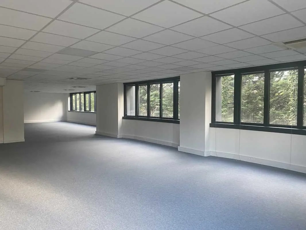 Office in Saint-Didier-au-Mont-d'Or for lease Interior Photo- Image 1 of 2