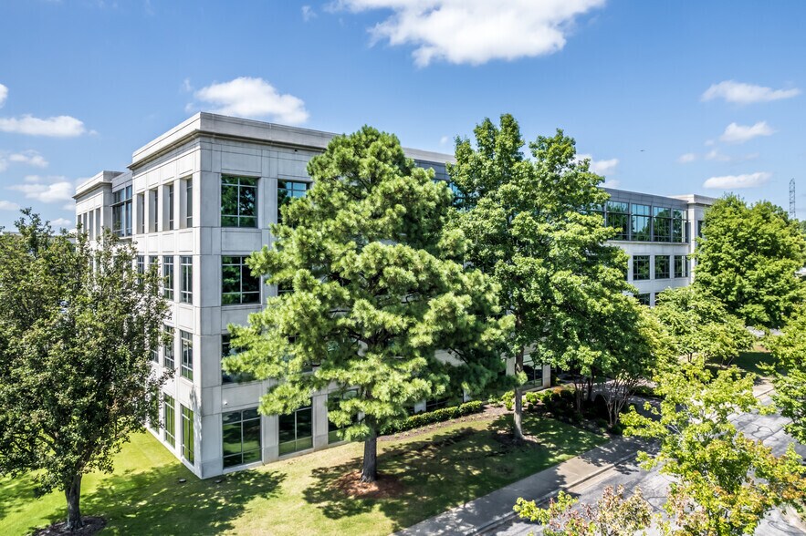 6775 Lenox Center Ct, Memphis, TN à louer - Photo du bâtiment - Image 2 de 7