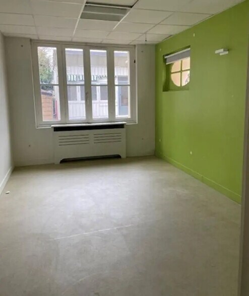 Office in Versailles for lease - Building Photo - Image 2 of 8