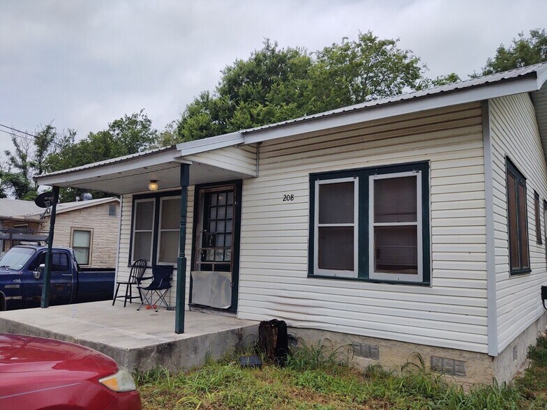 1321 Harris Hill Rd, San Marcos, TX à vendre - Photo du bâtiment - Image 2 de 17