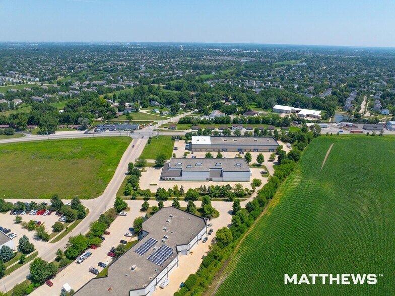 2050 Mitchell Dr, Oswego, IL à louer - Photo du bâtiment - Image 2 de 3