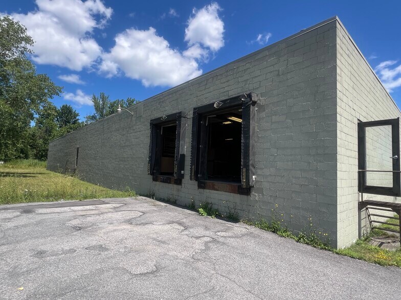 302 Stoutenger St, East Syracuse, NY for sale - Building Photo - Image 2 of 6