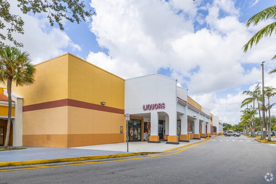 8030-8384 N Pines Blvd, Pembroke Pines, FL for lease - Building Photo - Image 3 of 5