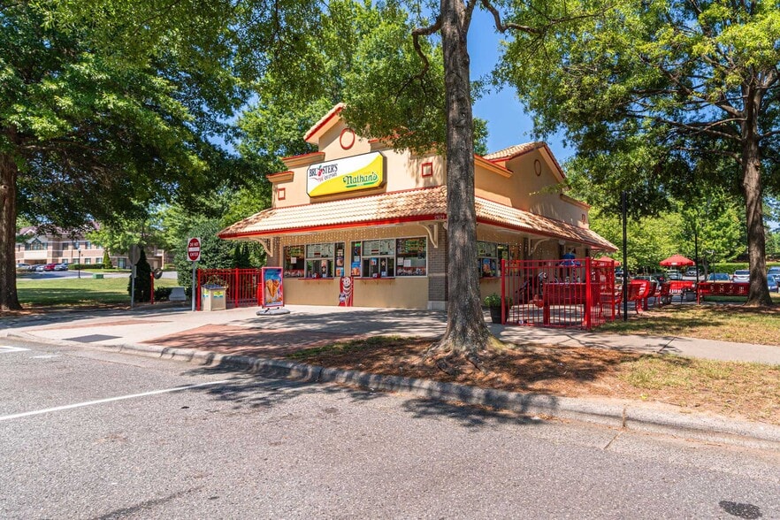 17029 Kenton Dr, Cornelius, NC à vendre - Photo du bâtiment - Image 3 de 10