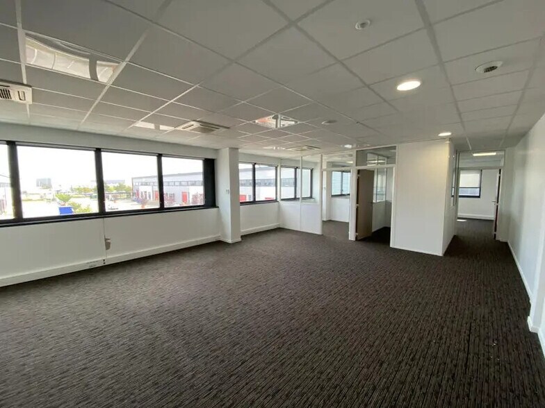 Flex dans Meyzieu à louer - Photo du bâtiment - Image 2 de 6