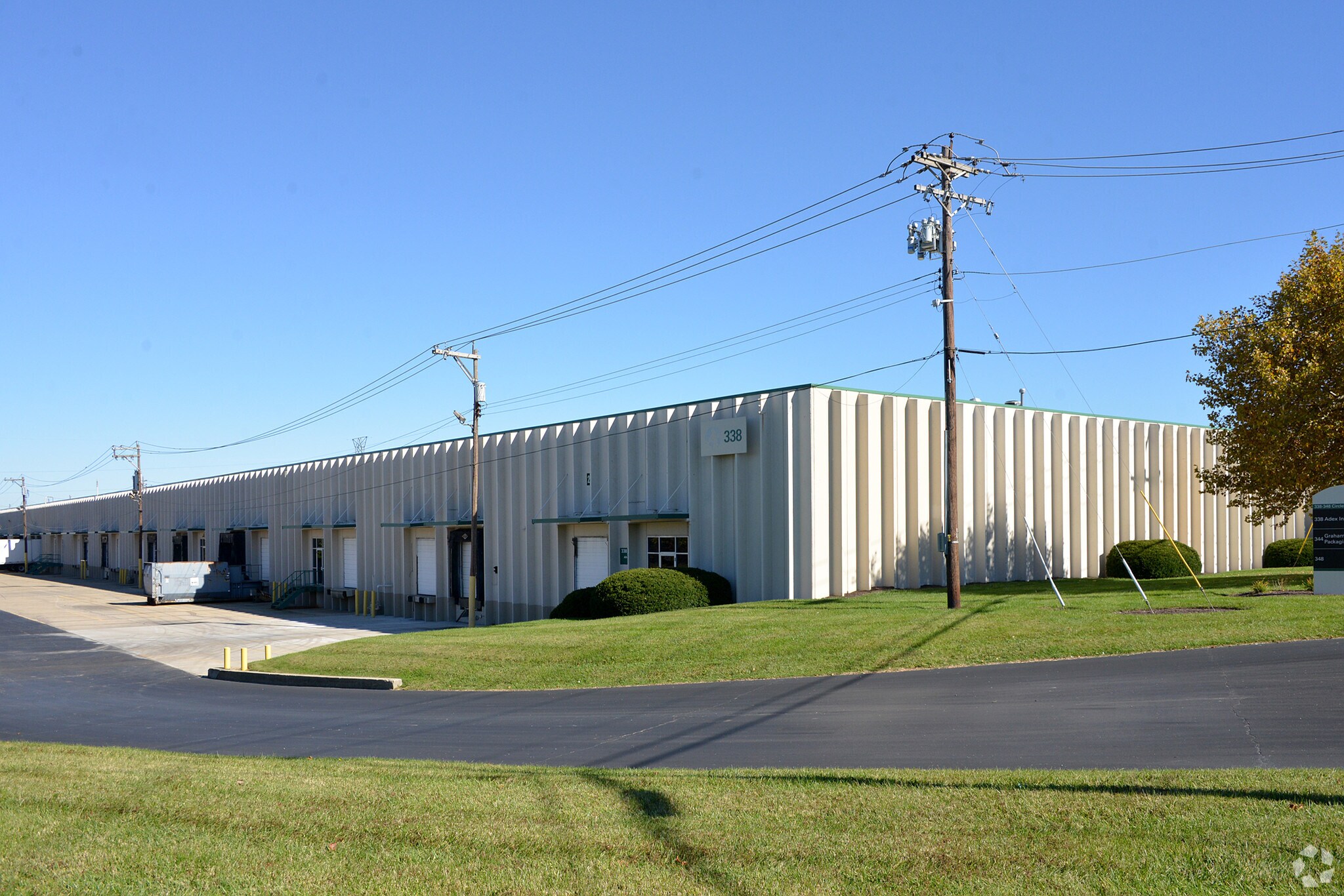 338-348 Circle Freeway Dr, Cincinnati, OH à louer Photo du bâtiment- Image 1 de 5