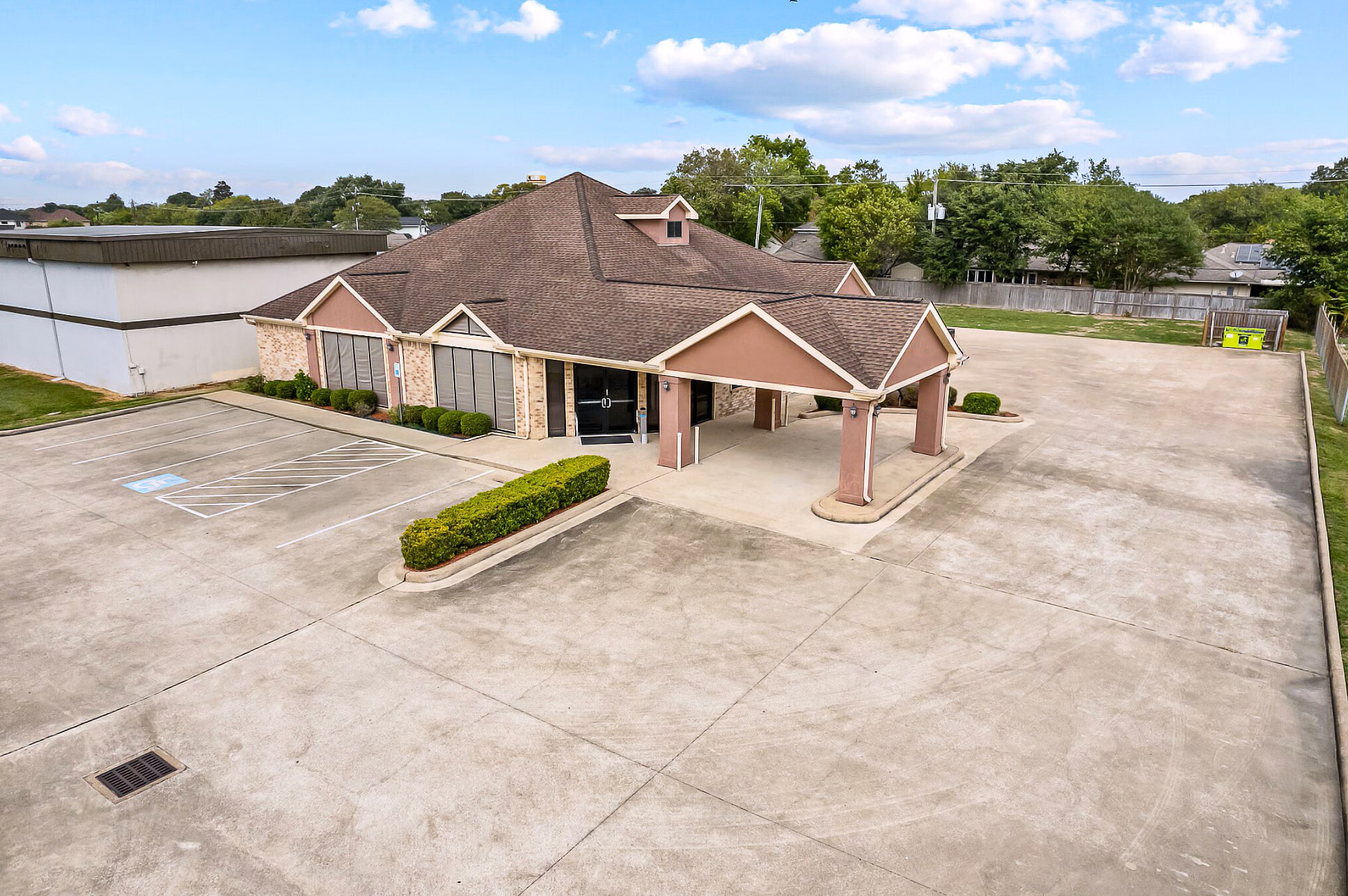 10611 W Fairmont Pky, La Porte, TX for sale Interior Photo- Image 1 of 16
