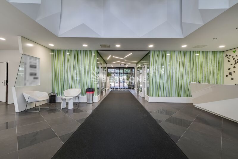 Bureau dans Issy-les-Moulineaux à louer - Hall d’entrée - Image 3 de 20