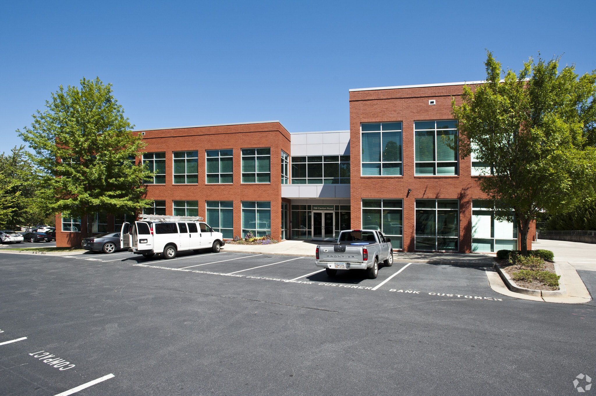 711 Canton Rd NE, Marietta, GA à louer Photo du bâtiment- Image 1 de 4
