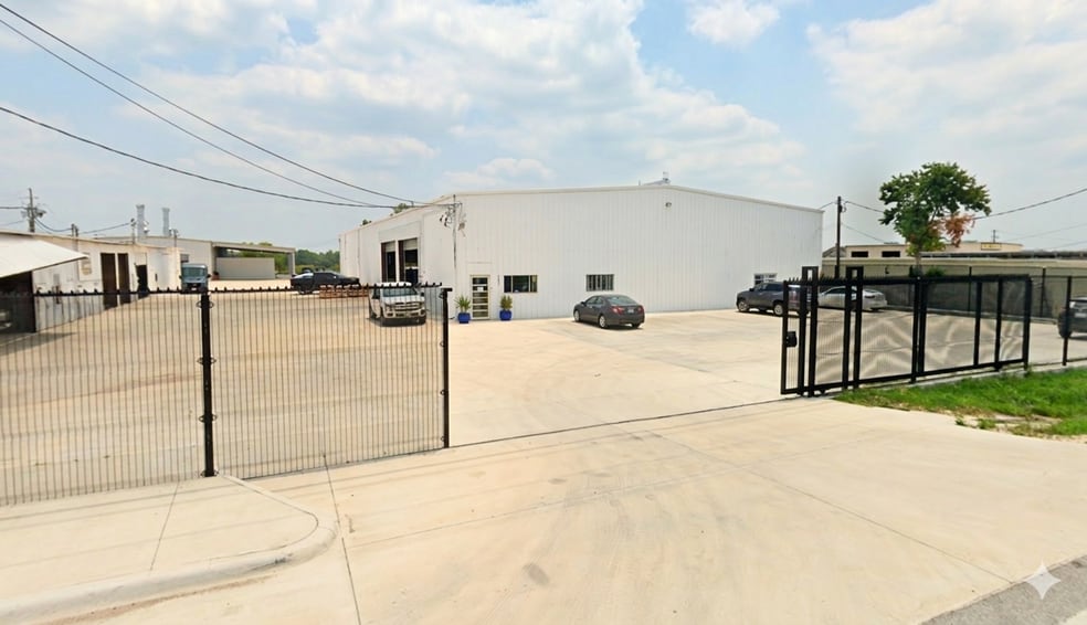 2407 IH-35 Frontage Rd, San Marcos, TX for sale - Primary Photo - Image 1 of 4