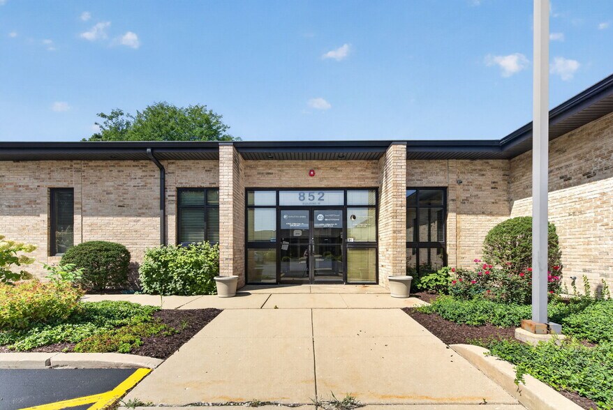 852 W Bartlett Rd, Bartlett, IL à vendre - Photo du bâtiment - Image 1 de 11