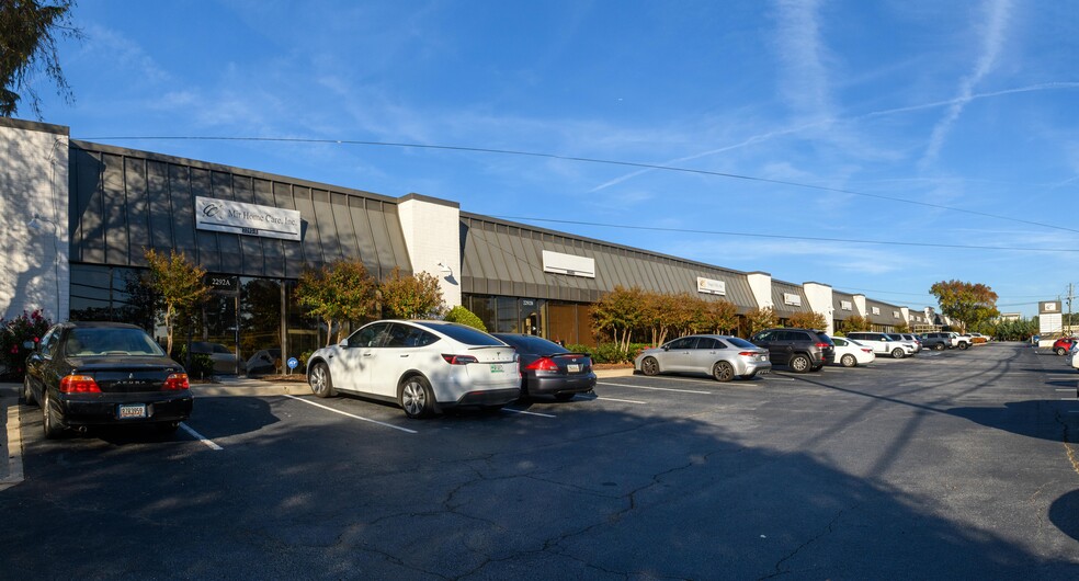 2292-2384 Chamblee Tucker Rd, Chamblee, GA for lease - Building Photo - Image 1 of 4