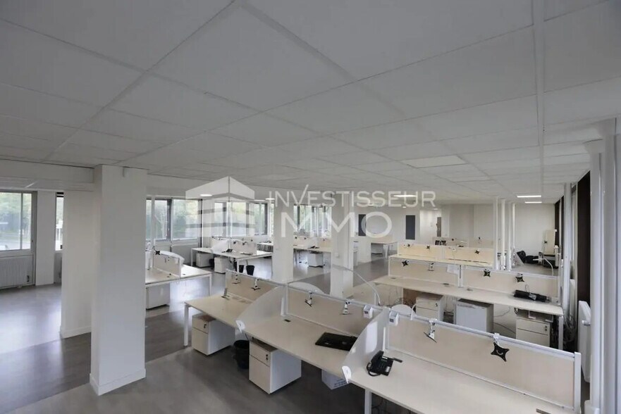 Bureau dans Boissy-Saint-Léger à louer - Photo du bâtiment - Image 2 de 14