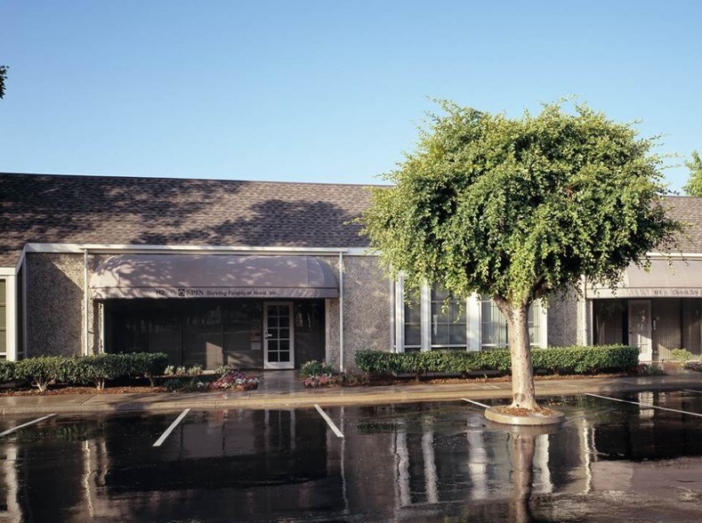 151 Kalmus Dr, Costa Mesa, CA à louer - Photo du bâtiment - Image 2 de 5