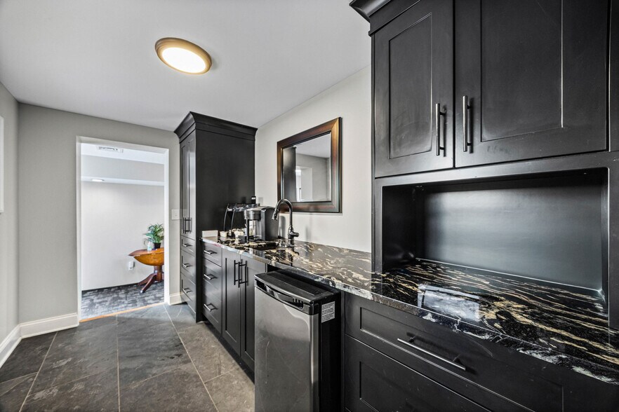 955 E Henrietta Rd, Rochester, NY à louer - Photo du bâtiment - Image 3 de 24