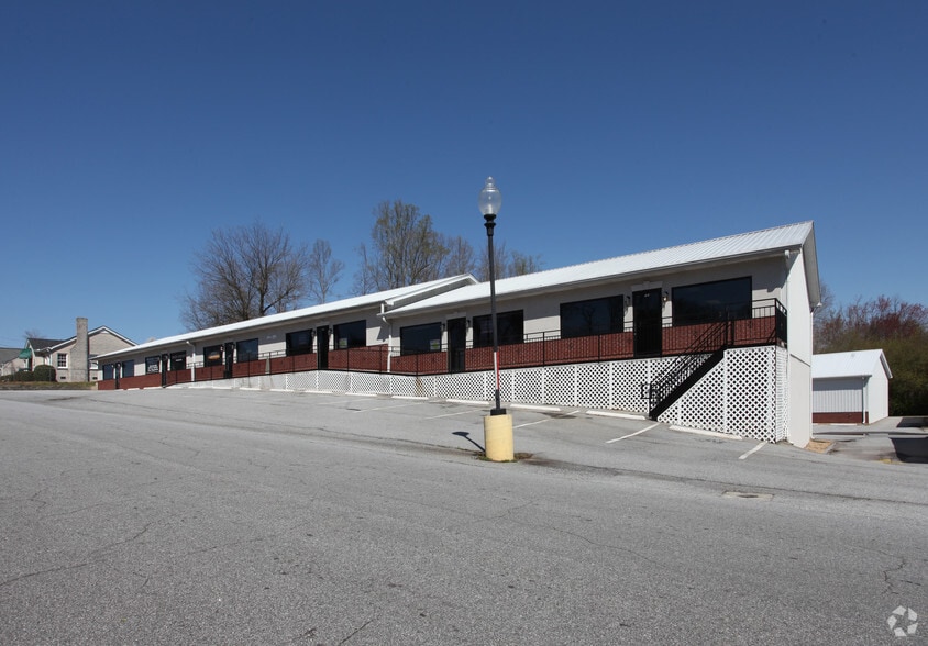 195 E Jarrard St, Cleveland, GA à louer - Photo du bâtiment - Image 1 de 3