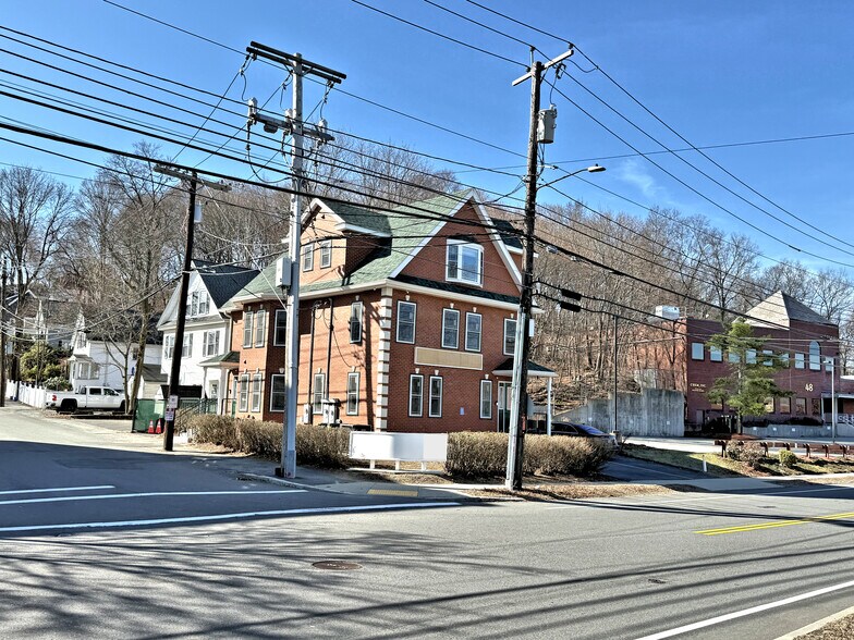 44 Montvale Ave, Stoneham, MA à vendre - Photo du bâtiment - Image 2 de 31