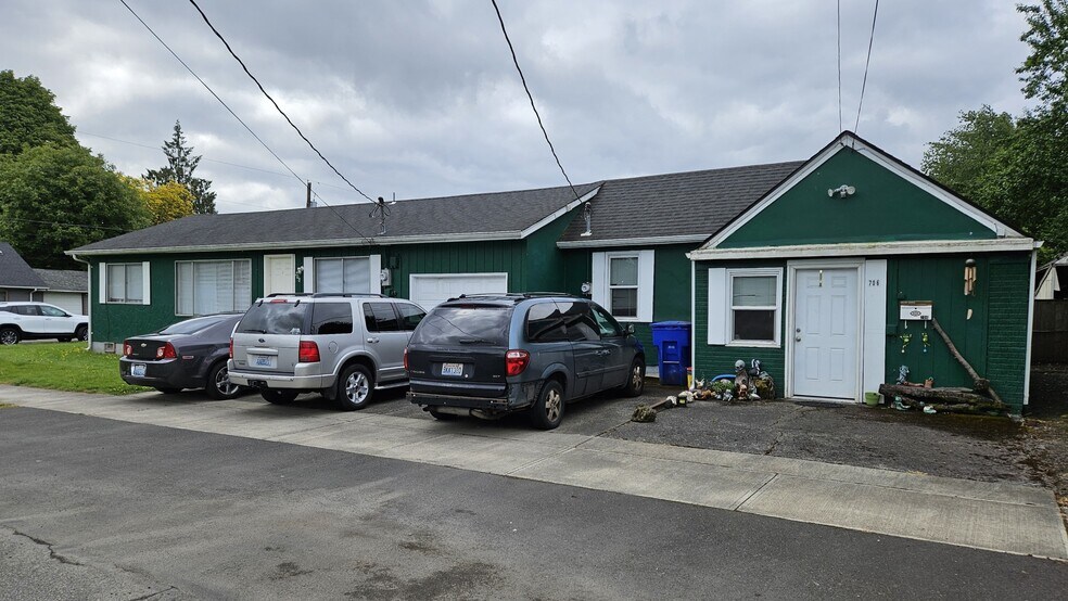 706 Laurel St, Kelso, WA for sale - Interior Photo - Image 2 of 12
