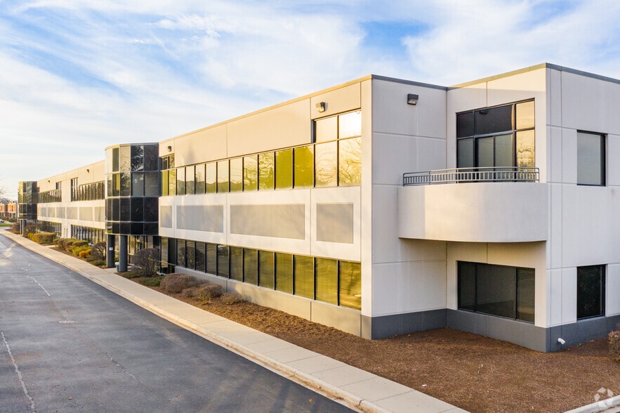 100-130 Lakeview Pky, Vernon Hills, IL for lease - Building Photo - Image 1 of 9