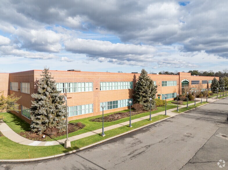 5000 Corporate Ct, Holtsville, NY à louer - Photo du bâtiment - Image 2 de 18