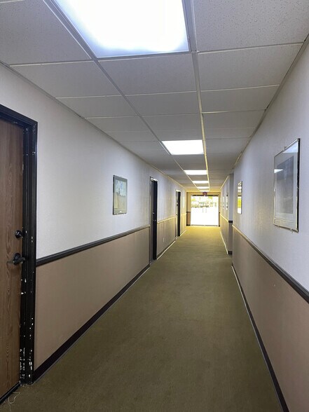 9333 Baseline Rd, Rancho Cucamonga, CA à louer - Hall d’entrée - Image 3 de 8
