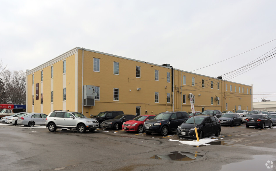 678-692 Belmont Ave W, Kitchener, ON à louer - Photo du bâtiment - Image 2 de 3