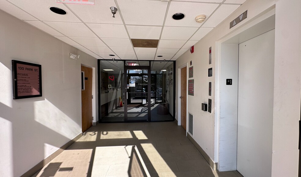 130 Park St SE, Vienna, VA à louer - Photo intérieure - Image 3 de 27