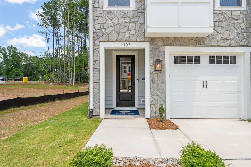 1007 Blackthorn Ln, Durham, NC for sale - Building Photo - Image 2 of 45