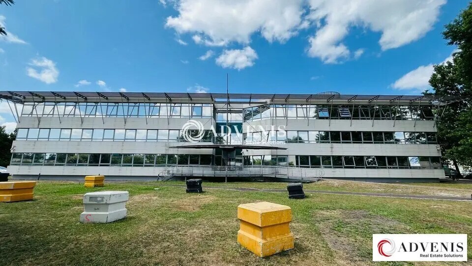 Office in Pessac for lease - Building Photo - Image 1 of 12