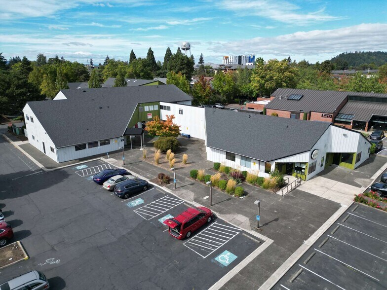 121-185 NE 102nd Ave, Portland, OR à louer - Photo du bâtiment - Image 1 de 2