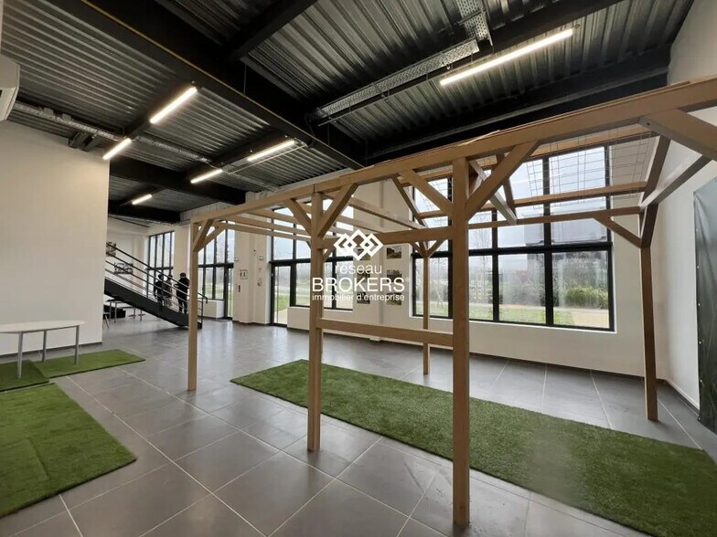 Retail in Saint-Pierre-du-Perray for lease - Interior Photo - Image 3 of 28