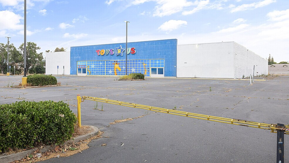 2700 Sisk Rd, Modesto, CA à louer - Vidéo sur l’inscription commerciale - Image 2 de 13