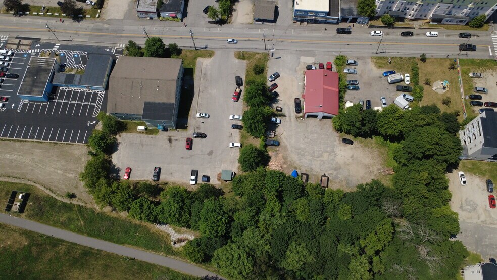 210 Bartlett St, Lewiston, ME à vendre - Photo du bâtiment - Image 2 de 8