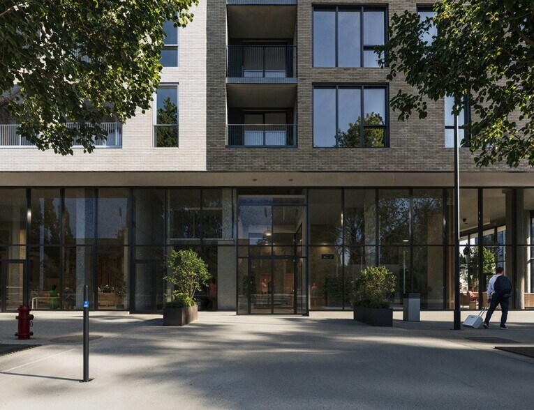 1815-1835 Rue Sainte-Catherine E, Montréal, QC à louer - Photo du bâtiment - Image 2 de 7