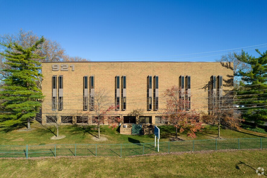 921 Chatham Ln, Columbus, OH à louer - Photo principale - Image 2 de 16