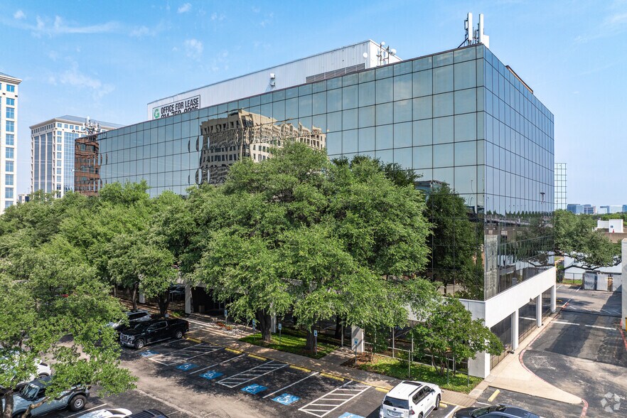 14110 N Dallas Pky, Dallas, TX à louer - Photo du bâtiment - Image 2 de 21