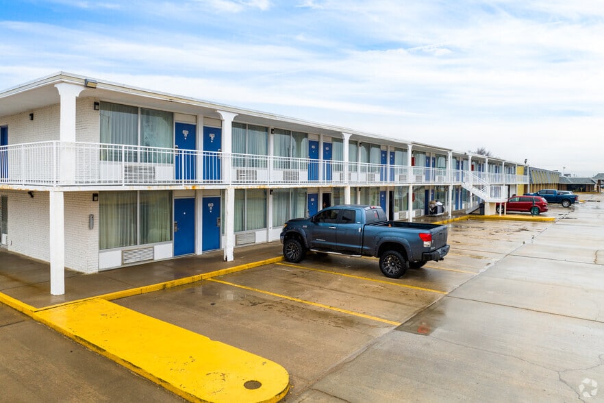 Quality Inn & Motel 6 portefeuille de 2 propriétés à vendre sur LoopNet.ca - Photo principale - Image 2 de 2
