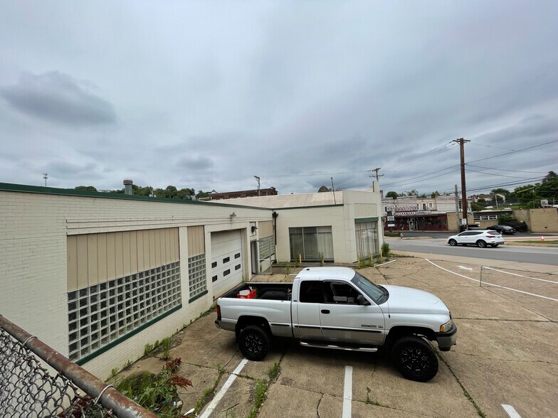 1002 Chartiers Ave, McKees Rocks, PA à vendre - Photo du bâtiment - Image 2 de 16