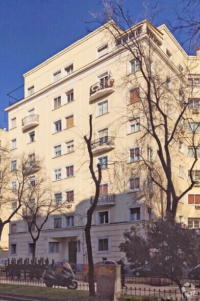 Calle de Juan Bravo, 25, Madrid, Madrid à louer - Photo du bâtiment - Image 2 de 3