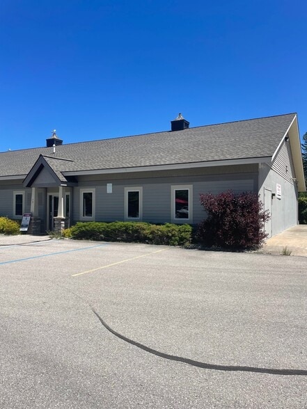 73 W Fourth St, Suttons Bay, MI for lease - Primary Photo - Image 1 of 1