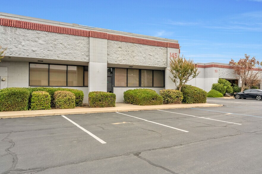 2727 N Grove Industrial Dr, Fresno, CA à vendre - Photo du bâtiment - Image 2 de 7