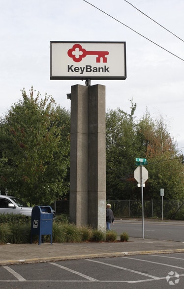 10888 SE Main St, Portland, OR for lease - Building Photo - Image 2 of 6